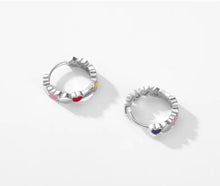 Load image into Gallery viewer, pendientes de aro de Plata de Ley 925 con corazones de amor