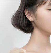 Load image into Gallery viewer, pendientes de plata de ley 925 con forma de corona hueca para mujer, aretes pequeños, Circonia cúbica