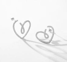 Load image into Gallery viewer, pendientes de plata de ley 925 para mujer, joyería hipoalergénica con forma de corazón de línea CZ transparente