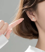 Load image into Gallery viewer, pendientes de plata de ley 925 con corazones de amor, joyería fina con cierre de tuerca