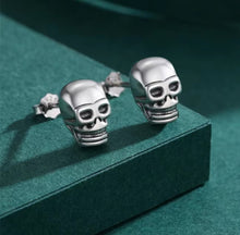 Load image into Gallery viewer, pendientes de plata de primera ley con forma de calavera para hombre y mujer, aretes pequeños
