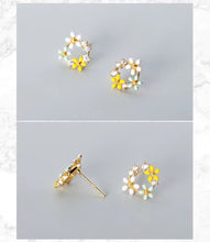 Cargar imagen en el visor de la galería, pendientes de tuerca de tres pequeñas flores para mujer