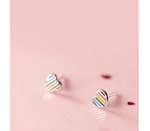 Load image into Gallery viewer, pendientes de plata de ley 925 con corazones de amor, joyería fina con cierre de tuerca