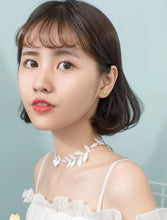 Cargar imagen en el visor de la galería, pendientes de tuerca de hoja de árbol de hojas verdes frescas para mujer y niña