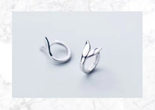 Cargar imagen en el visor de la galería, Venta caliente elegante Fox Tail Hoop pendientes para mujeres