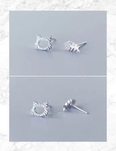 Load image into Gallery viewer, pendientes de plata de ley 925 con diseño de gato y hueso para mujer, aretes pequeños