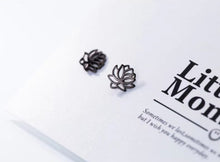 Load image into Gallery viewer, pendientes de plata de ley 925 auténtica para mujer, aretes de tuerca con flor de loto negro