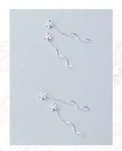 Load image into Gallery viewer, pendientes colgantes de Plata de Ley 925 con forma de flor para mujer, aretes colgantes