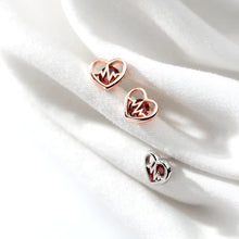 Load image into Gallery viewer, pendientes de plata de ley 925 con corazones de cristal, joyería fina con cierre de tuerca