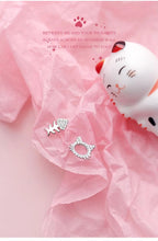 Load image into Gallery viewer, pendientes de plata de ley 925 con diseño de gato y hueso para mujer, aretes pequeños