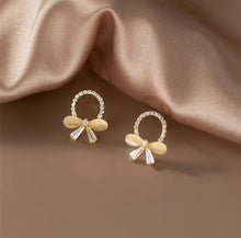 Load image into Gallery viewer, pendientes de plata de ley 925 auténtica para mujer, aretes de lujo con forma de flor de cristal y lazo