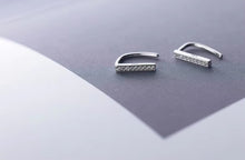 Load image into Gallery viewer, pendientes de plata de ley 925 con forma de U para mujer, joyería fina con forma de letra de circón brillante