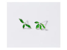 Cargar imagen en el visor de la galería, pendientes de tuerca de hojas de esmalte verde para niñas y mujeres