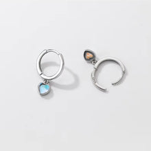 Load image into Gallery viewer, pendientes de aro de Plata de Ley 925 con corazones románticos y piedra lunar para mujer