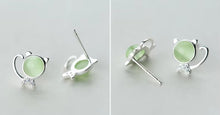 Load image into Gallery viewer, pendientes de plata de ley 925 con forma de gato de la suerte para niños, joyería de cristal verde