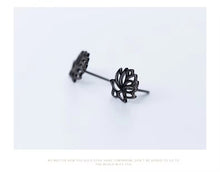 Load image into Gallery viewer, pendientes de plata de ley 925 auténtica para mujer, aretes de tuerca con flor de loto negro