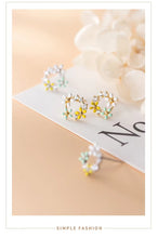 Cargar imagen en el visor de la galería, pendientes de tuerca de tres pequeñas flores para mujer