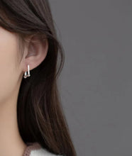 Load image into Gallery viewer, pendientes de aro de Plata de Ley 925 para mujer, aretes de aro con hebilla de oreja de fiesta rectangular Simple