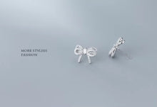 Load image into Gallery viewer, pendientes de plata de ley 925 con forma de lazo para mujer, aretes pequeños