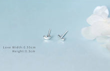 Cargar imagen en el visor de la galería, pendientes pequeños de plata de ley 2021 con corazones transparentes, joyería coreana, 925