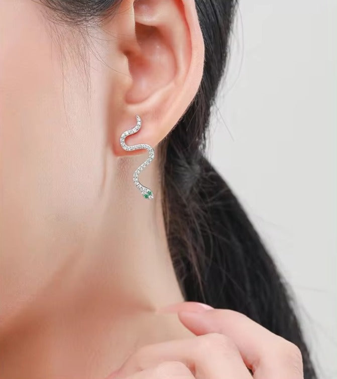 pendientes de serpiente negra para mujer