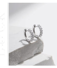 Load image into Gallery viewer, pendientes de aro pequeños de moissanita para mujer