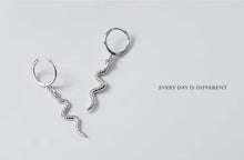 Load image into Gallery viewer, pendientes de plata de ley 925 con forma de serpiente para mujer, aretes colgantes de estilo Vintage