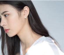 Load image into Gallery viewer, pendientes de plata de ley 925 con forma de gato de la suerte para niños, joyería de cristal verde