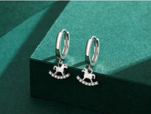 Cargar imagen en el visor de la galería, pendientes de aro de plata de ley 2021 con hebillas de caballo de Troya para mujer