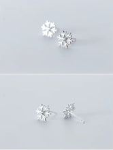 Load image into Gallery viewer, pendientes de plata de ley 925 con forma de copo de nieve para mujer, aretes pequeños