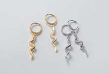 Load image into Gallery viewer, pendientes de plata de ley 925 con forma de serpiente para mujer, aretes colgantes de estilo Vintage