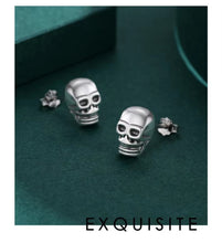 Load image into Gallery viewer, pendientes de plata de primera ley con forma de calavera para hombre y mujer, aretes pequeños