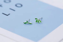 Cargar imagen en el visor de la galería, pendientes de tuerca de hojas de esmalte verde para niñas y mujeres
