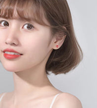 Load image into Gallery viewer, pendientes de plata de ley 925 para mujer, joyería fina con cierre de tuerca, piedra roja CZ