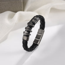 Load image into Gallery viewer, pulsera de cuero negro con nombre grabado personalizado para hombre