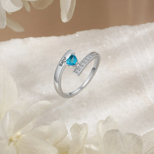 Anillo grabado personalizado de estilo minimalista con piedra natal de corazón