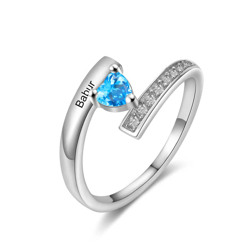 Anillo grabado personalizado de estilo minimalista con piedra natal de corazón