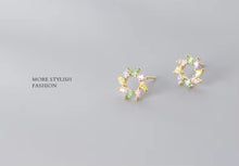 Load image into Gallery viewer, pendientes de tuerca de flor de Sol de cristal colorido para mujer
