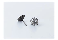 Load image into Gallery viewer, pendientes de plata de ley 925 auténtica para mujer, aretes de tuerca con flor de loto negro