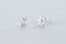 Load image into Gallery viewer, pendientes de plata de ley 925 con forma de copo de nieve para mujer, aretes pequeños