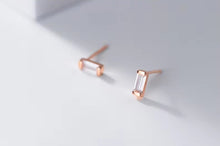 Load image into Gallery viewer, Mini pendientes de plata de ley 100% 925 con circón cuadrado para mujer