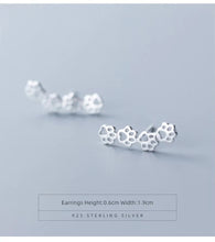 Cargar imagen en el visor de la galería, pendientes largos de Plata de Ley 925 con forma de pata de perro y gato para mujer