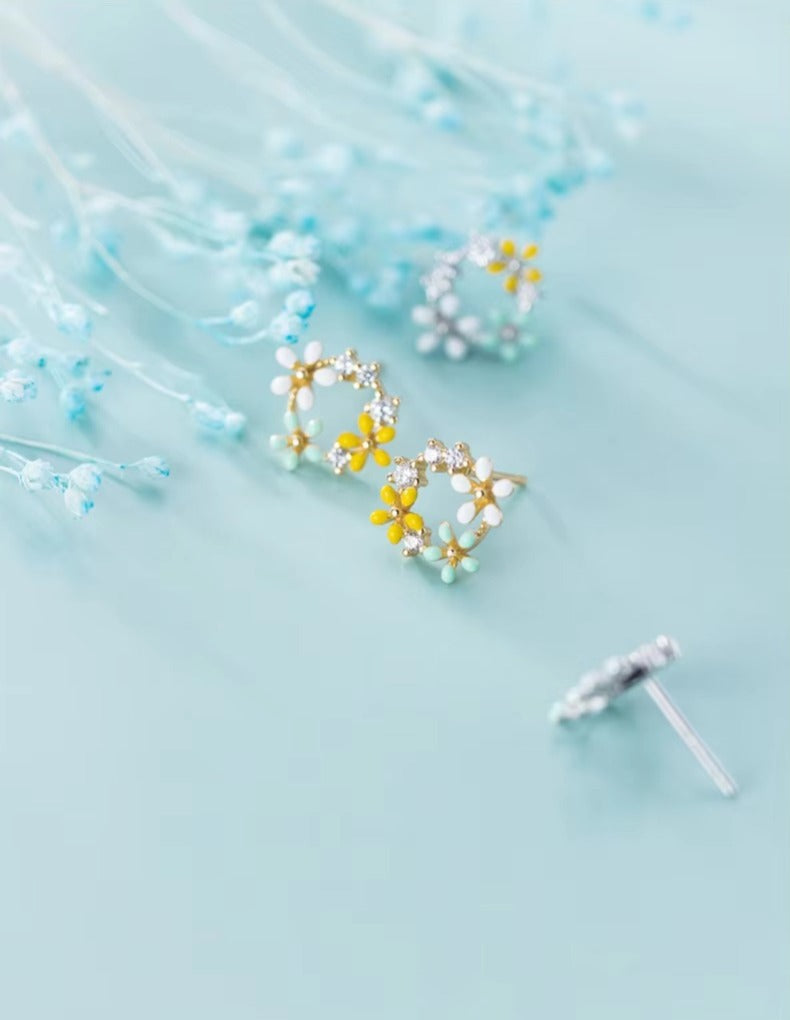 pendientes de tuerca de tres pequeñas flores para mujer