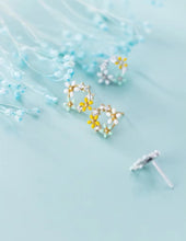 Cargar imagen en el visor de la galería, pendientes de tuerca de tres pequeñas flores para mujer