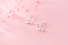 Load image into Gallery viewer, pendientes de plata de ley 925 con forma de corona hueca para mujer, aretes pequeños, Circonia cúbica