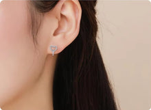 Load image into Gallery viewer, pendientes de plata de primera ley con forma de corazón para mujer, aretes pequeños