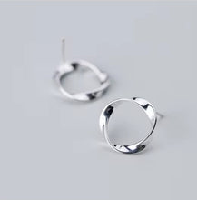 Load image into Gallery viewer, Pendientes minimalistas de Plata de Ley 925 para Mujer