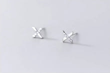 Load image into Gallery viewer, pendientes de tuerca con letras X para mujer, aretes pequeños y bonitos de plata de ley 100%