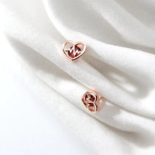 Load image into Gallery viewer, pendientes de plata de ley 925 con corazones de cristal, joyería fina con cierre de tuerca