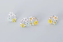Cargar imagen en el visor de la galería, pendientes de tuerca de tres pequeñas flores para mujer